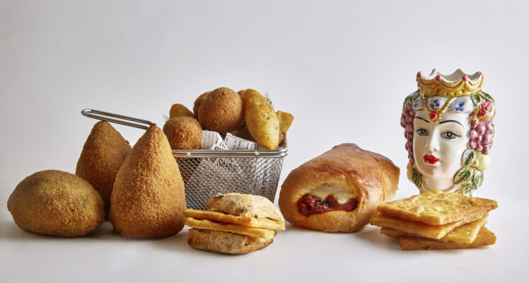 Tavola di Ferragosto siciliano a Roma con arancini, panelle, cannoli e cassatine
